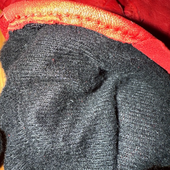 Women’s medium Red 100% leather gloves with 100% polyester lining. Worn once - Picture 5 of 7